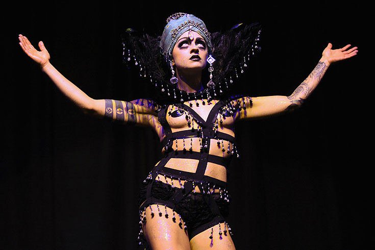 Burlesque T?nzerin Ginger Synne Berlin buchen