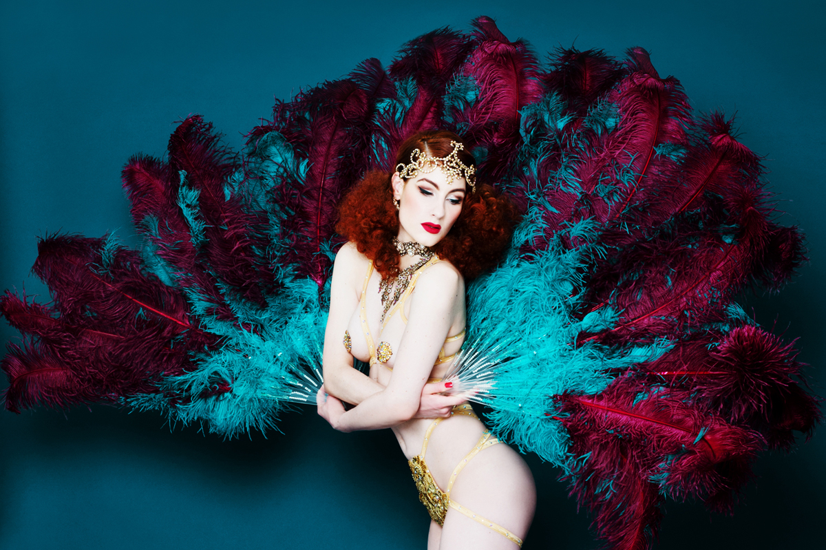 Burlesque T?nzerin La Rubinia Berlin buchen